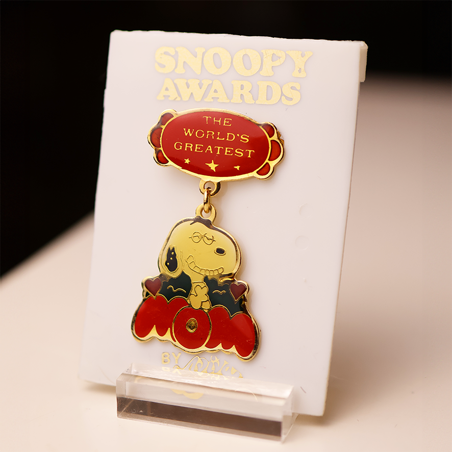 "World's Greatest Mom" Snoopy Award Enamel Pin